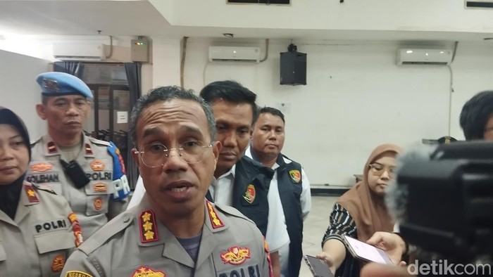 Kapolres Metro Jakarta Timur Kombes Nicolas Ary Lilipay menjelaskan kronologi Rahmad Vaisandri tewas dikeroyok di Pasar Rebo pada 20 Oktober 2024 usai dituduh mencuri.