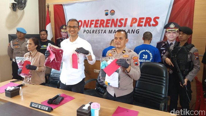 Kasat Reskrim Polresta Magelang Kompol Muhammad Fachrur Rozi menunjukkan barang bukti perkosaan ayah terhadap anak kandung di Polresta Magelang, Senin (3/2/2025).