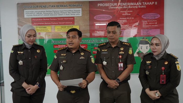 Kasi Penkum Kejati Sulsel Soetarmi (dua dari kiri) saat menerima pelimpahan tersangka dan barang bukti kasus skincare di Makassar.