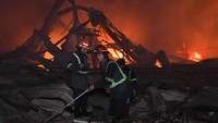 Api yang mulai berkobar pada pukul 19.30 WIB itu dapat dikendalikan setelah 12 unit mobil pemadam kebakaran toba di lokasi. 