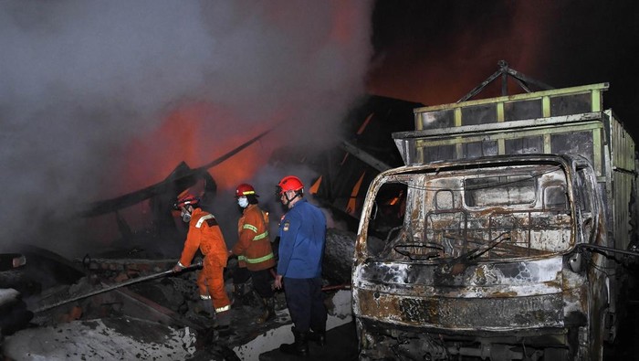 Petugas pemadam kebakaran memadamkan api saat terjadi kebakaran gudang sepatu, semen dan kasur di kawasan pergudangan Tambun, Kabupaten Bekasi, Jawa Barat, Minggu (2/2/2025) dini hari. Api yang mulai berkobar pada pukul 19.30 WIB itu dapat dikendalikan setelah 12 unit mobil pemadam kebakaran toba di lokasi, hingga saat ini penyebab kebakaran masih dalam penyelidikan. ANTARA FOTO/Fakhri Hermansyah/Spt.
