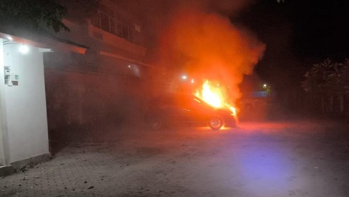 Kebakaran mobil pribadi di area parkir RS Bunda Jembrana, Bali, Minggu (2/1/2025). (Dok. Damkar Jembrana)