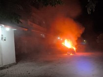 Mobil Honda Jazz Hangus Terbakar di Parkiran RS Bunda Jembrana