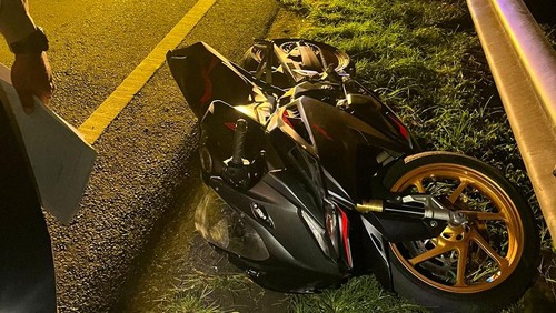 Motor korban kecelakaan maut yang tergeletak di pinggir Jalan Bypass Ngurah Rai, Sanur, Senin (3/2/2025).