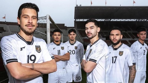 Jersey Timnas Indonesia untuk laga tandang resmi dirilis. Netizen sebut jersey berwarna putih ini memiliki aura Piala Dunia (Pildun) yang kuat banget.
