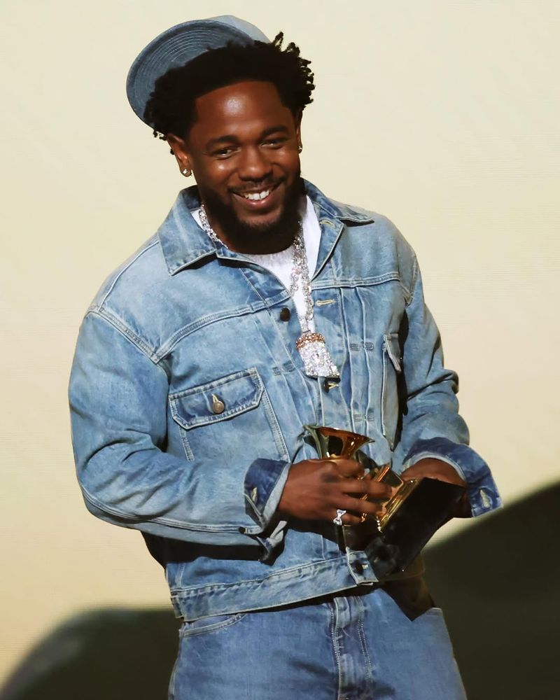 Kendrick Lamar meraih lima piala Grammy 2025 berkat lagu Not Like Us.