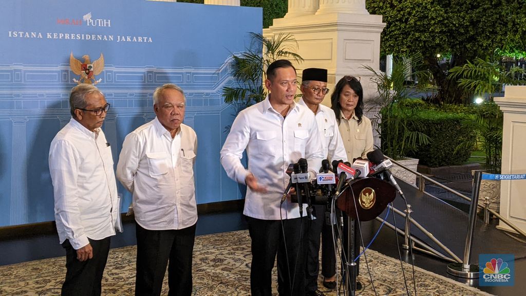 Kepala OIKN Basuki Hadimuljono (kedua kiri) bersama sejumlah menteri usai Rapat Terbatas dengan Presiden Prabowo, di Istana Negara, terkait IKN, Senin (3/2/2025). (CNBC Indonesia/Emir)