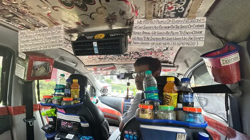Keren! Supir Taksi Ini Sediakan Camilan dan WiFi Gratis Untuk Penumpang