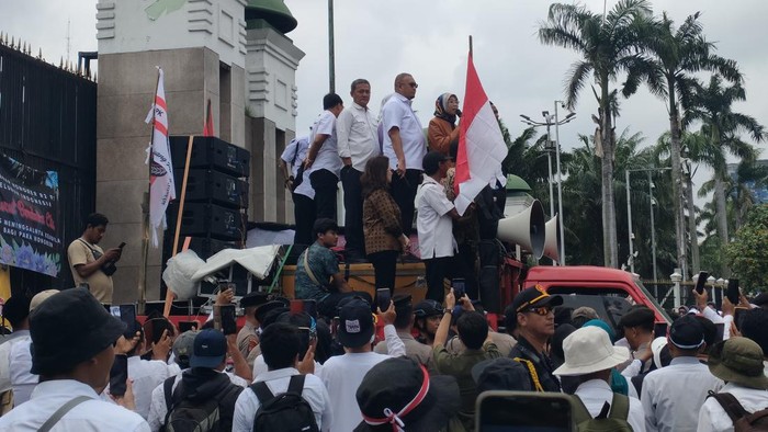 Ketua Badan Aspirasi Masyarakat (BAM) DPR, Netty Prasetiyani, hingga Andre Rosiade menemui massa Aliansi Honorer R2 dan R3 di depan kompleks gedung DPR, Senin (3/2/2025).
