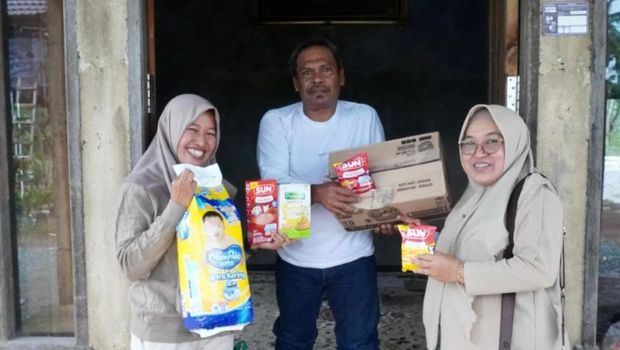 Ketua DPD Partai Gerindra Kalsel yang juga anggota DPR RI dari dapil Kalsel 2, Hj. Mariana, memberi bantuan ke warga terdampak banjir di Kelurahan Pengayuan, Landasan Ulin Selatan, Kalsel (dok Gerindra)