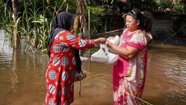 Ketua DPD Partai Gerindra Kalsel yang juga anggota DPR RI dari dapil Kalsel 2, Hj. Mariana memberikan bantuan ke warga terdampak banjir di Kelurahan Pengayuan, Landasan Ulin Selatan (dok Gerindra)