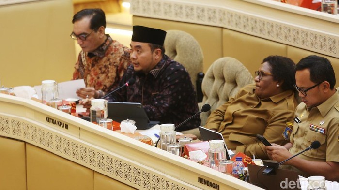 Ketua KPU Mochammad Afifuddin, Ketua Bawaslu Rahmat Bagja, Ketua DKPP Heddy Lugito, dan Mendagri Tito Karnavian menggelar rapat bersama Komisi II DPR. Begini suasananya.