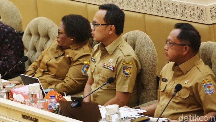 Ketua KPU Mochammad Afifuddin, Ketua Bawaslu Rahmat Bagja, Ketua DKPP Heddy Lugito, dan Mendagri Tito Karnavian menggelar rapat bersama Komisi II DPR. Begini suasananya.