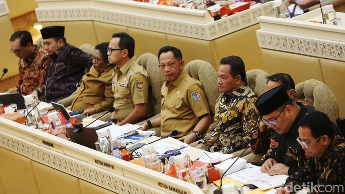 Ketua KPU, Ketua Bawaslu, Ketua DKPP dan Mendagri Rapat Bareng Komisi II DPR Ketua KPU Mochammad Afifuddin, Ketua Bawaslu Rahmat Bagja, Ketua DKPP Heddy Lugito, dan Mendagri Tito Karnavian menggelar rapat bersama Komisi II DPR. Begini suasananya.