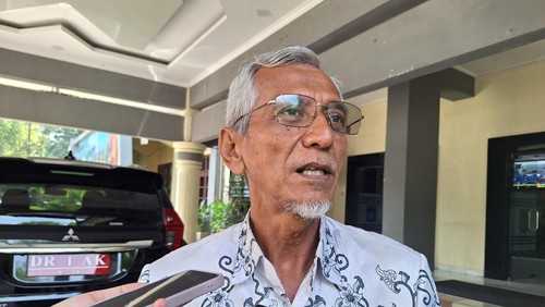 Ketua MKKS SMP Mataram, Saptadi Akbar, saat diwawancarai di Mataram, Senin (3/2/2025). (Nathea Citra/detikBali)