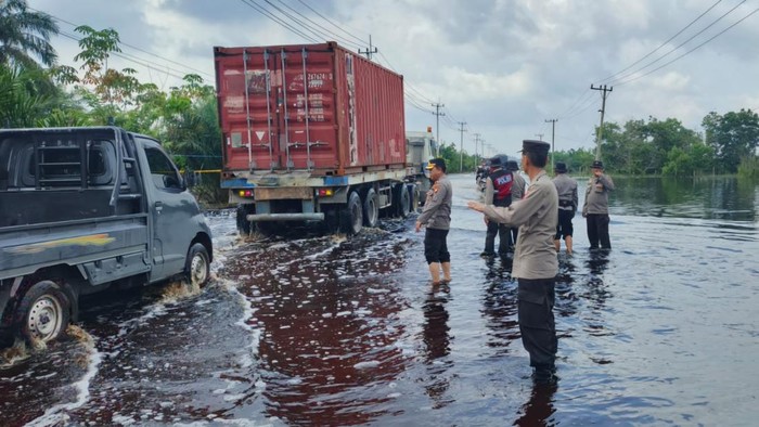 Kondisi banjir di Jalintim Sumatera, Riau. (dok. Istimewa)