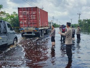 Banjir di Jalintim Pelalawan Surut, Lalu Lintas Dibuka 2 Arah