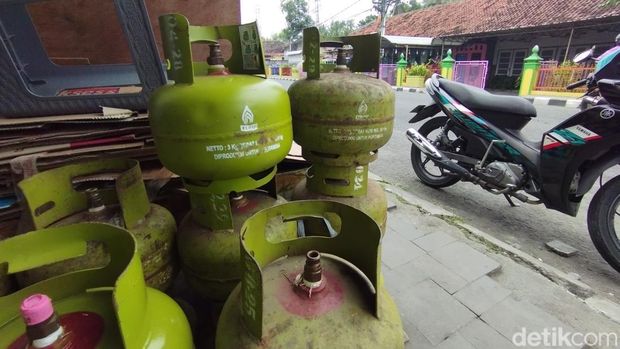 Kondisi gas LPG 3 kg yang dijual di Wates, Kulon Progo, Senin (3/2/2025).