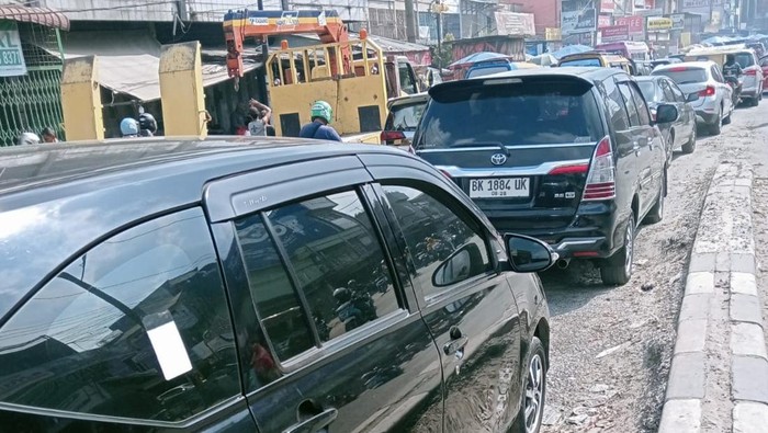 Kondisi kemacetan panjang di Kampung Lalang. (Dok. Istimewa)