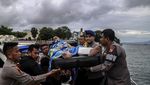 Evakuasi Korban Selamat Speedboat Basarnas yang Meledak