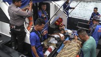 Petugas bersiap mengevakuasi anggota Polairud yang selamat dari insiden ledakan speedboat setibanya di Pelabuhan Residen Ternate, Maluku Utara, Senin (3/2/2025). 
