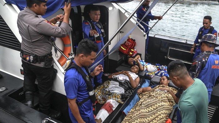 Kondisi speedboat RIB 04 milik Basarnas Ternate yang meledak Personel Basarnas melihat kondisiΒ speedboat RIB 04 milik Basarnas TernateΒ yang meledak di Pelabuhan Ahmad Yani Ternate, Maluku Utara, Senin (3/2/2025). Peristiwa meledakannya speedboat tersebut mengakibatkan satu personelΒ Polairud Maluku Utara, dan dua anggota Basarnas meninggal dunia, tujuh terluka sertaΒ satu jurnalis metroΒ TVΒ hilang saat melaksanakan misi pencarian dan pertolonganΒ dua nelayan yang kapalnya mengalami mati mesin di perairanΒ Gita, Kota Tidore Kepulauan. ANTARA FOTO/Andri Saputra.