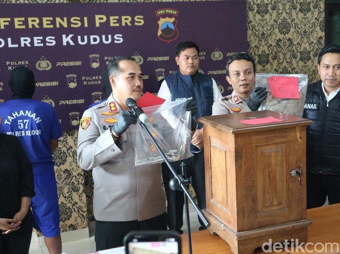Konferensi pers kasus pencurian kotak amal di Mapolres Kudus, Senin (3/2/2025).