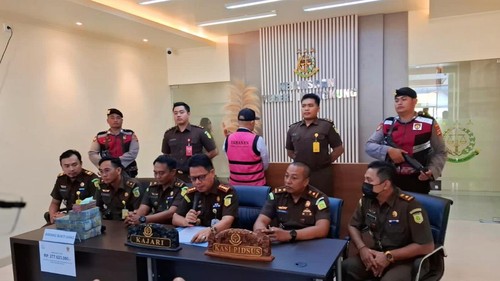 Konferensi pers Kejari Klungkung terkait kasus korupsi Bumdes Kerta Laba, Desa Dawan Kaler, Senin (3/2/2025). (Dok. Kejari Klungkung)