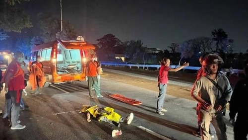 Korban kecelakaan di Bypass Ngurah Rai, Denpasar, dievakuasi oleh petugas BPBD Kota Denpasar, Senin (3/2/2025) dini hari.