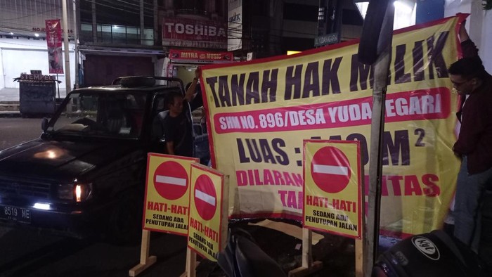 Kuasa hukum ahli waris saat berusaha menutup tikungan Jalan Yudanagara Tasikmalaya.