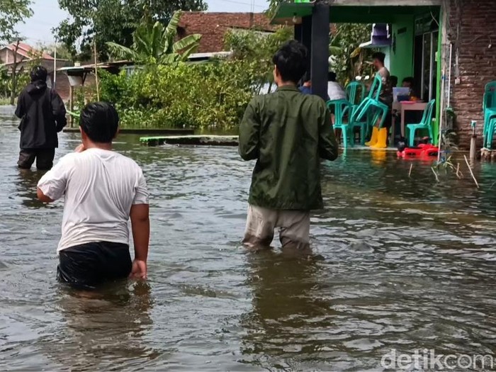 Lokasi acara pernikahan terendam banjir di Desa Prampelan, Kecamatan Sayung, Kabupaten Demak, Senin (3/2/2025).