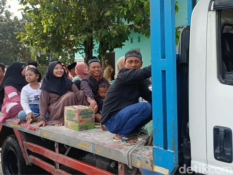 Lokasi acara pernikahan terendam banjir di Desa Prampelan, Kecamatan Sayung, Kabupaten Demak, Senin (3/2/2025).