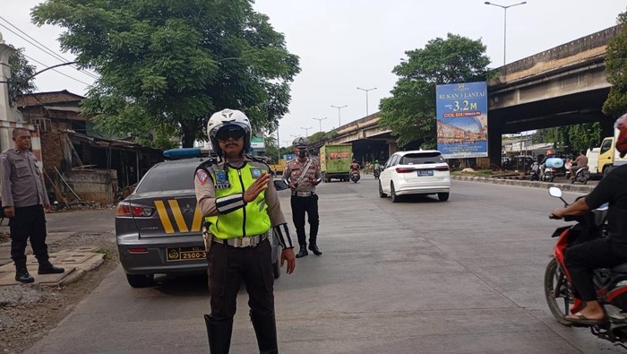 Lokasi Rawan Pengendara Lawan Arah di Jakbar Kini Dijaga Polisi (dok istimewa).