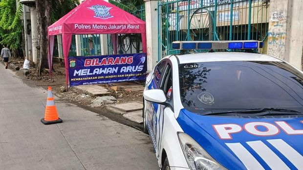 Lokasi Rawan Pengendara Lawan Arah di Jakbar Kini Dijaga Polisi (dok istimewa).