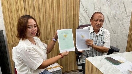 Made Gde Gnyadnya (72), pemilik tanah di Kelurahan Jimbaran, Kecamatan Kuta Selatan, Badung, Bali, menunjukkan sertifikat miliknya. (Istimewa)