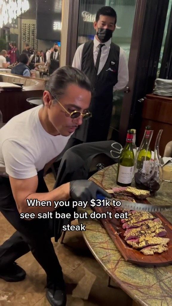 Makan di Resto Salt Bae, 5 Pengunjung Ini Habis Ratusan Juta Rupiah