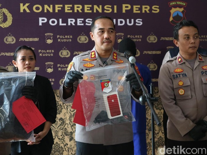 Kapolres Kudus AKBP Ronni Bonic bersama jajaran saat menunjukan barang bukti kasus pencurian HP di Mapolres Kudus, Senin (3/2/2025).