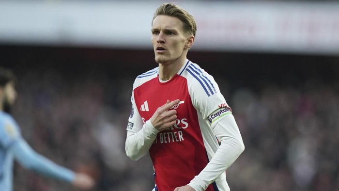 Arsenals Martin Odegaard celebrates scoring his sides opening goal during the English Premier League soccer match between Arsenal and Manchester City at the Emirates stadium in London, Sunday, Feb. 2, 2025. (AP Photo/Alastair Grant)