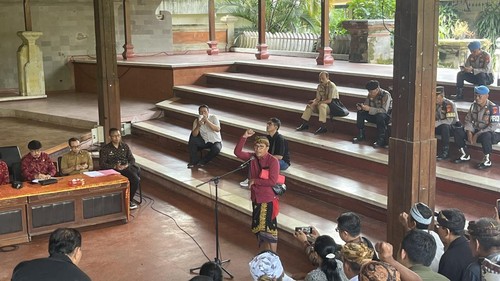 Masyarakat Jimbaran yang tergabung dalam Kepet Adat audiensi dengan DPRD Bali, Denpasar, Senin (3/2/2025). (Rizky Setyo)