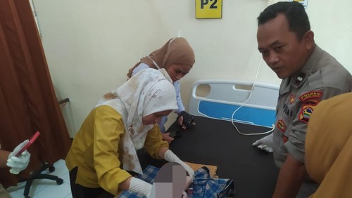 Pemeriksaan mayat bayi oleh Puskesmas Sukamuia Lombok Timur,  Senin (3/2/2025).