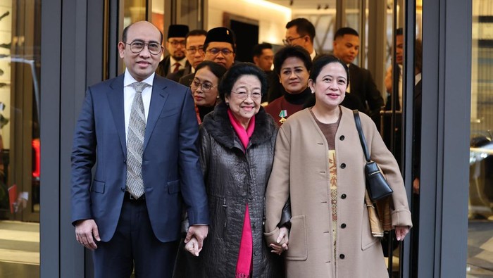 Presiden ke-5 RI Megawati Soekarnoputri, didampingi Ketua DPR Puan Maharani dan putranya, M Rizki Pratama atau Tatam, berangkat ke Vatikan untuk menghadiri World Leaders Summit on Childrens Rights, Senin (3/2/2025).