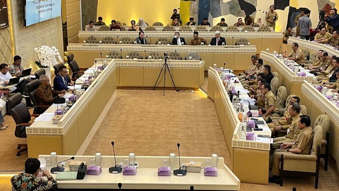 Menteri Dalam Negeri (Mendagri) Tito Karnavian dalam rapat kerja bersama Komisi II DPR RI, di gedung MPR/DPR/DPD, Jakarta, Senin (3/2/2025).