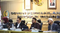 Rapat dipimpin oleh Ketua Komite III DPD RI Filep Wamafma. 