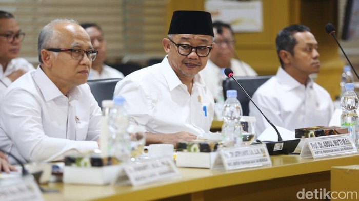 Mendikdasmen Raker dengan Komite III DPD Menteri Pendidikan Dasar dan Menengah Indonesia, Abdul Mu'ti saat memberikan pemaparan dalam rapat kerja dengan Komite III DPD di Gedung Kompleks Parlemen MPR/DPR-DPD, Senayan, Jakarta, Senin (3/2/2025). Rapat kerja ini membahas agenda berupa Realisasi Program Kerja dan Anggaran Kementrian Tahun 2024, Rencana Program Kerja dan Anggaran kementrian tahun 2025 dan Investasi materi Pengawasan atas undang-undang nomor 11 tahΓΊr 2009 tantan kesejahteraan sosial, khususnya program makan bergizi gratis dan lainnya.