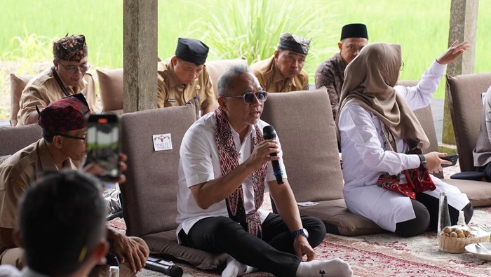 Menko Bidang Pangan Zulhas saat berdialog dengan Kelompok Tani Nangka Desa Gumuk, Licin, Banyuwangi.