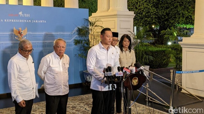Menko Infrastruktur dan Pembangunan Kewilayahan Agus Harimurti Yudhoyono (AHY) hingga Kepala Otorita IKN Basuki Hadimuljono saat jumpa pers (Eva/detikcom).