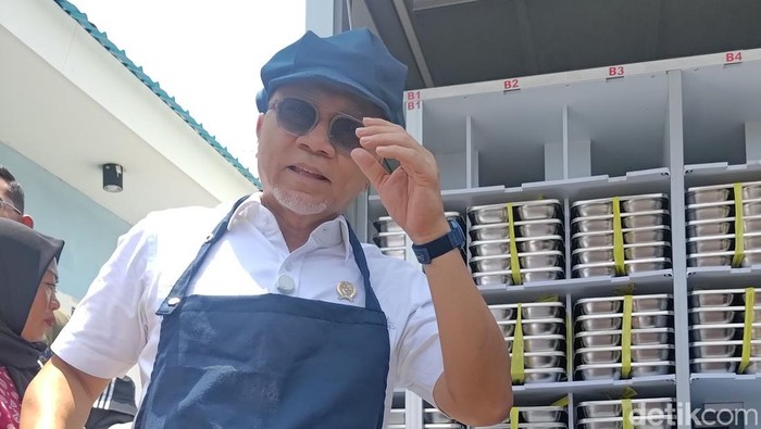 Menko Pangan RI Zulkifli Hasan saat memantau program Makan Bergizi Gratis di Banyuwangi.