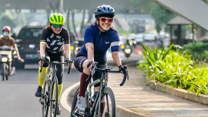 Menkomdigi Meutya Hafid saat bersepeda road bike.