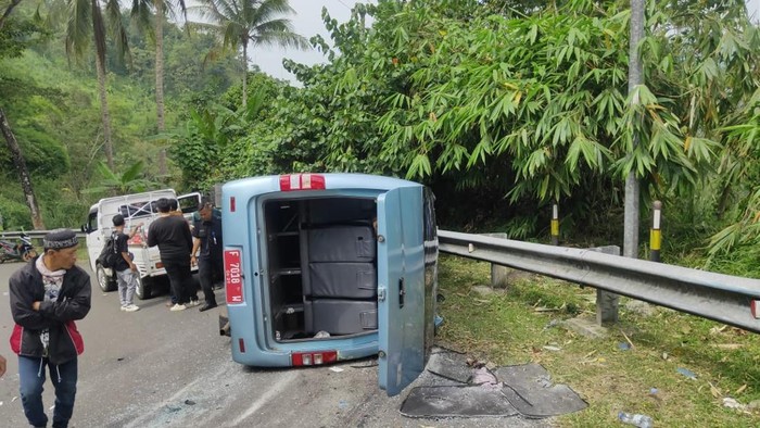 Minibus Terguling di Cianjur