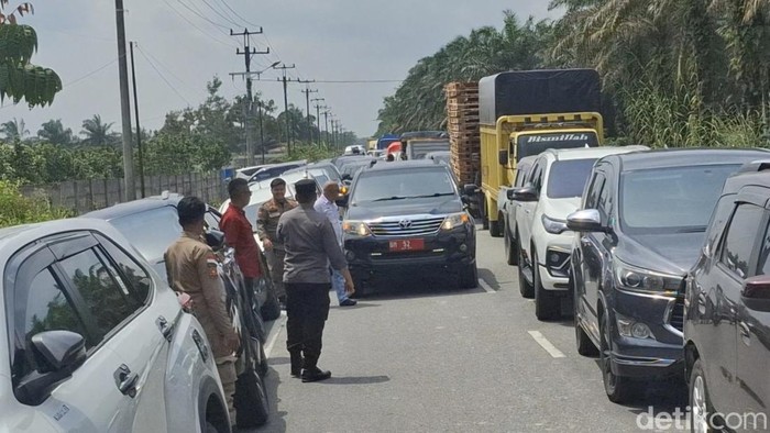 Mobil dinas BM 52 terobos jalur macet di lintas Pekanbaru-Siak (Raja Adil Siregar/detikSumut)
